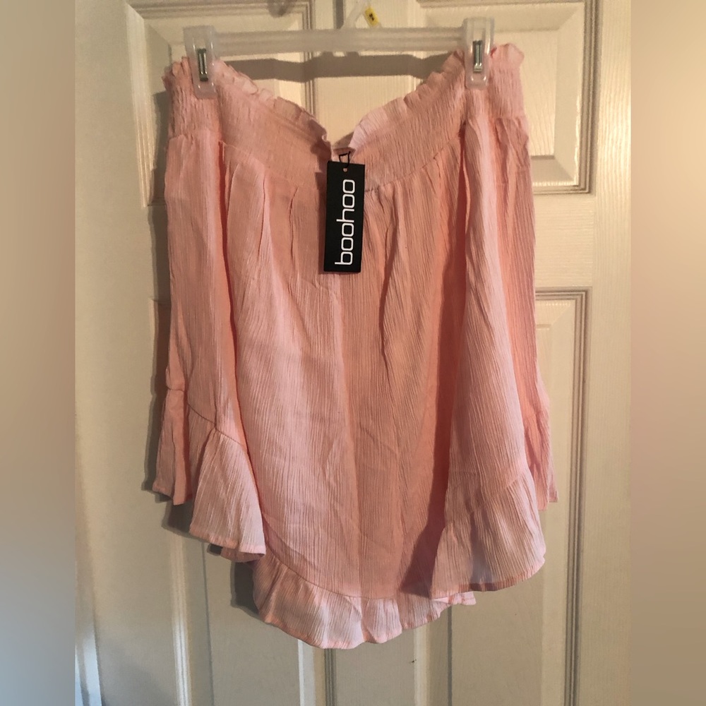 BooHoo light pink ruffle shorts